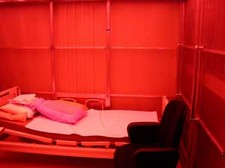 人工気象室（ヒト用）赤色照明の写真